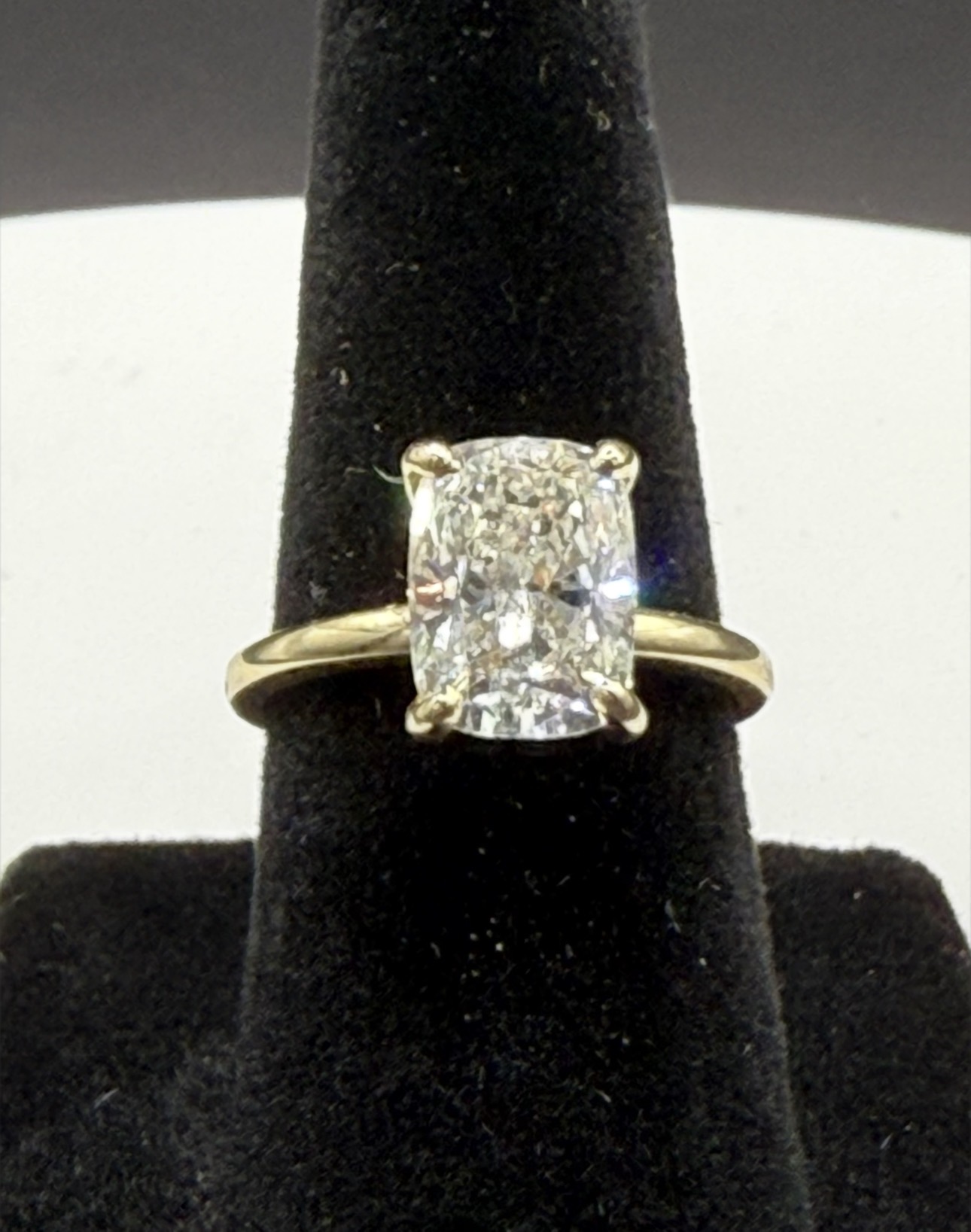 Cushion-cut diamond solitaire in yellow gold